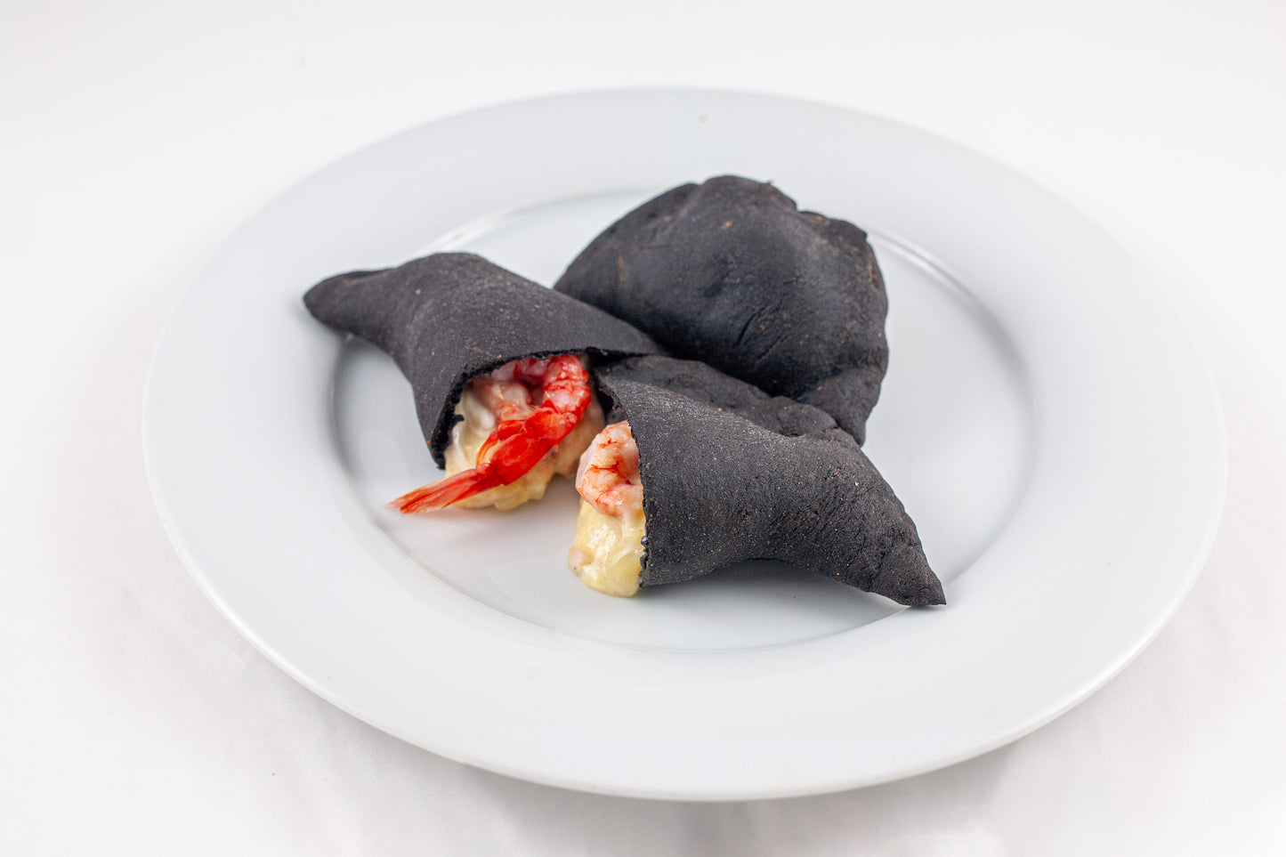 Panzerotto al Nero di Seppia con Cacio, Pepe e Gamberi