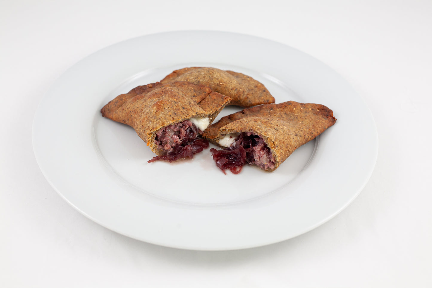 Cereal panzerotto with minced meat and caramelized onions with Primitivo di Manduria