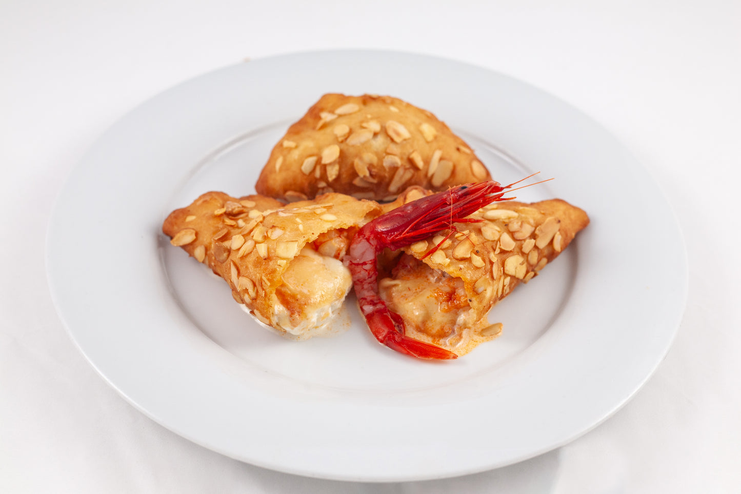 Panzerotto Al Croccante di Mandorle con Gamberi, Bisque e Burratina Affumicata
