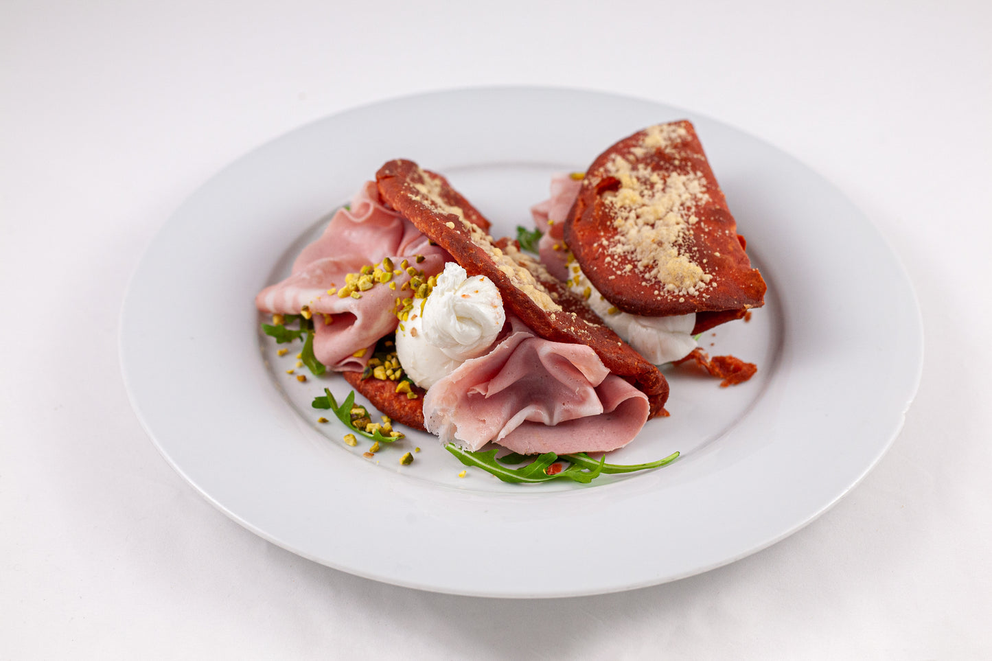 Panzerotto Aperto con Impasto alla Barbabietola, Mortadella, Burratina e Granella di Pistacchio