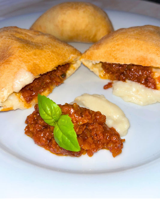 SPECIAL EDITION - Panzerotto Emilia Romagna con Ragù alla bolognese con carne di bovino e fonduta di Parmigiano Reggiano DOP - 12 mesi