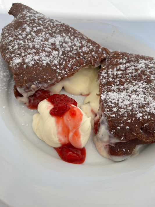 Panzerotto Fragola con Impasto al Cacao, Crema di Mascarpone al profumo di Menta e Fragole Caramellate