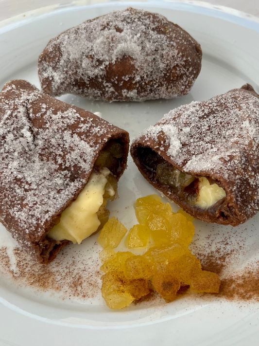 Panzerotto Mela con Impasto al Cacao, Crema Pasticcera, Mele Caramellate e Cannella