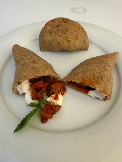SPECIAL EDITION - Panzerotto Sicilia con Impasto ai 7 Cereali, Crema di Ricotta, Melanzane alla Norma, Pomodorini e Basilico fresco